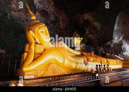 La Thaïlande, Phuket - 19 Février 2017 : Wat Tham Suwan Khuha grotte. Le Bouddha d'or est une attraction touristique à Phang Nga Banque D'Images