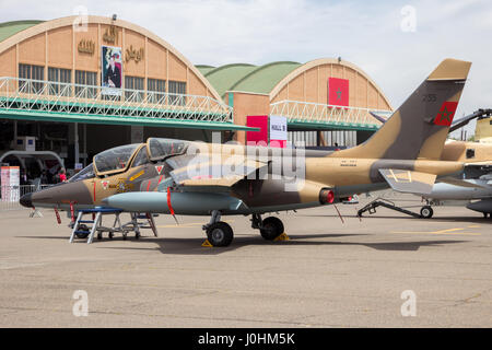 MARRAKECH, MAROC - Apr 28, 2016 : La Force aérienne royale marocaine Dassault Alpha jet fighter jet sur l'affichage à l'Marrakech Air Show Banque D'Images