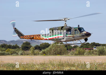 Saragosse, Espagne - Mai 20,2016 : peint spéciale armée de l'air italienne Agusta Bell AB-212 de 21 hélicoptères militaires Gruppo atterrissage sur la base aérienne de Saragosse. Banque D'Images