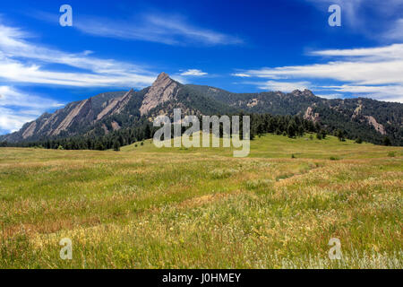 Les champs avec les fers rock formation à Boulder au Colorado. Banque D'Images