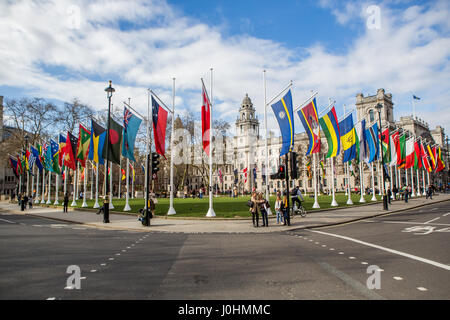 Les drapeaux de la Communauté entourant la place du Parlement sur le Jour du Commonwealth, la célébration annuelle de la communauté des Nations Unies a lieu le deuxième lundi de mars comprend : Atmosphère, voir Où : London, Royaume-Uni Quand : 13 Mars 2017 Banque D'Images