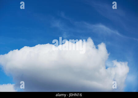 Big White Cloud le ciel bleu profond du ciel. Fond Cloudscape Banque D'Images