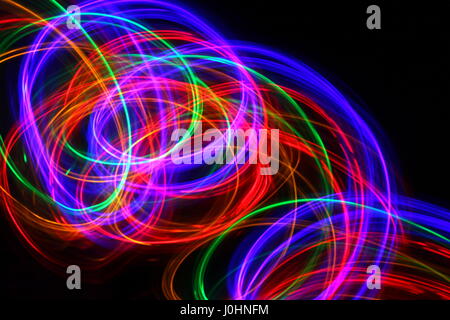 Light Painting Photographie de multi-couleur fairy lights dans un modèle de turbulence sur un fond noir. Photos à longue exposition. Multi couleur néon. Banque D'Images