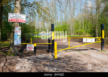 La société de pêche à la ligne Elworth informations avec parking privé huissier signer Cheshire UK Banque D'Images