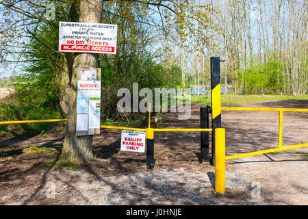 La société de pêche à la ligne Elworth informations avec parking privé huissier signer Cheshire UK Banque D'Images