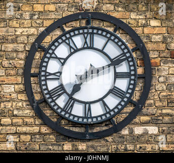 Vue rapprochée d'une grande horloge victorienne très ornée, Leith ports Office, Leith Docks, Édimbourg, Écosse, Royaume-Uni, avec 7:10 sur un mur de briques jaunes Banque D'Images