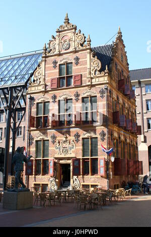 17e siècle Goudkantoor (Bureau d'or) sur la Grand Place (place principale) de Groningen, Pays-Bas. Ancien Bureau d'impôts, maintenant un restaurant. Banque D'Images