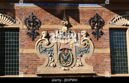 17e siècle armoiries sur le Goudkantoor (or) sur Grote Markt place principale de Groningen, Pays-Bas. Banque D'Images