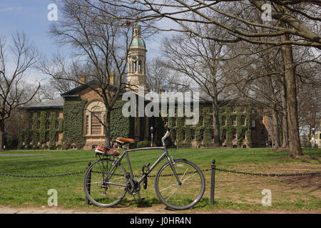 Princeton, NJ, USA - Le 11 avril 2017, Campus de l'Université de Princeton : au printemps. L'hôtel de Nassau et Cannon vert. Location parqué par la clôture. Banque D'Images