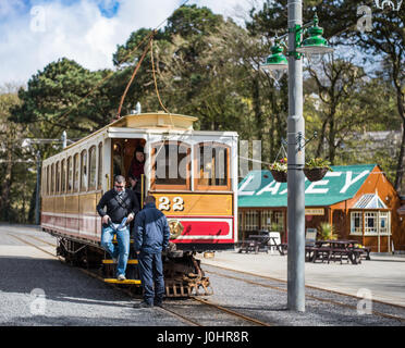 Les gens descendent de Manx à Laxey de tramway gare, l'île de Man Banque D'Images