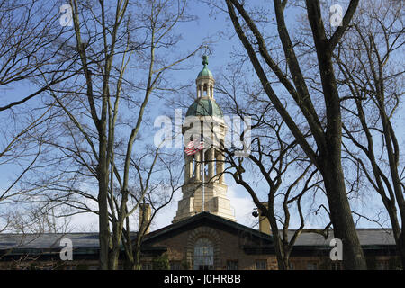 Princeton, NJ, USA - Le 11 avril 2017, Campus de l'Université de Princeton : au printemps. Vue sur le toit du dôme de Nassau Hall. Banque D'Images