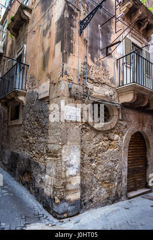 Via la rue Dione sur l'île d'Ortygie, partie historique de la ville de Syracuse, l'angle sud-est de l'île de la Sicile, Italie Banque D'Images