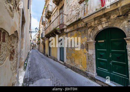 Rue étroite sur l'île d'Ortygie, partie historique de la ville de Syracuse, l'angle sud-est de l'île de la Sicile, Italie Banque D'Images