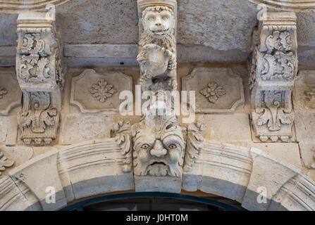 Détails de construction sur l'île d'Ortygie, partie historique de la ville de Syracuse, l'angle sud-est de l'île de la Sicile, Italie Banque D'Images