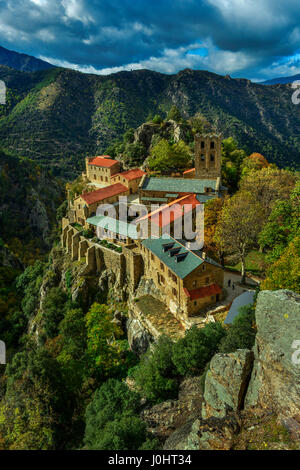 Portrait d'une vue sur l'abbaye de St Martin du Canigou, dans les contreforts des Pyrénées Orientales, près de Vernet les Bains. La France. Banque D'Images