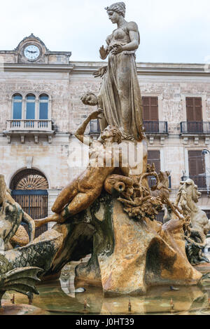 Fontaine d'Artemis (également appelé Diana Fontaine) sur place (Piazza Archimede Archimède) sur l'île d'Ortygie, le centre historique de Syracuse, Sicile, Italie Banque D'Images