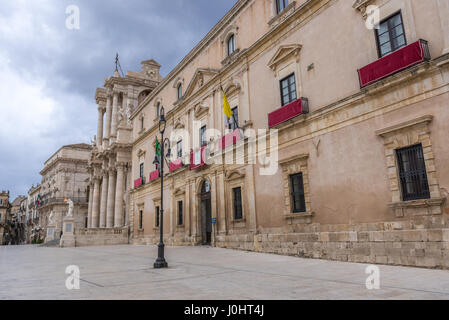 Palais des Archevêques (Palazzo Arcivescovile) à la place de la cathédrale (Piazza del Duomo) sur l'île d'Ortygie, l'île de Sicile, la ville de Syracuse, Italie Banque D'Images