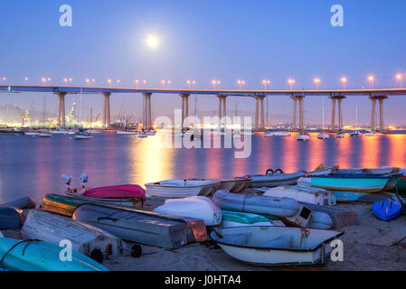 La Lune se levant sur le Coronado Bridge et San Diego Harbor dans la nuit. Coronado, Californie, USA. Banque D'Images