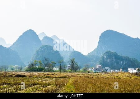 Montagnes karstiques et de paysages ruraux en hiver, Guilin, Chine. Banque D'Images