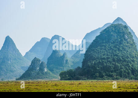 Montagnes karstiques et de paysages ruraux en hiver, Guilin, Chine. Banque D'Images