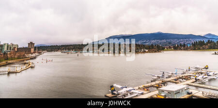 Une vue panoramique tourné de Coal Harbour à partir de la Vancouver Convention Centre. Sont visibles hydroaérodrome, Stanley Park, North Shore, Coal Harbour Towers. Banque D'Images