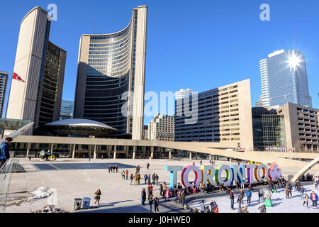 L'Hôtel de Ville de Toronto, Nathan Phillips Square en hiver, patinoire, signe de Toronto, les gens au centre-ville de Toronto, Ontario, Canada. Banque D'Images