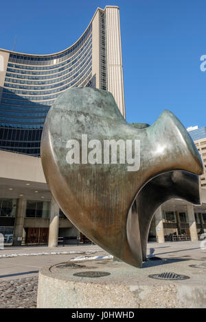 L'Hôtel de Ville de Toronto, Nathan Phillips Square en hiver, l'Archer, pièce n° 2 des trois voies, sculpture de Henry Moore, à Toronto, Ontario, Canada. Banque D'Images