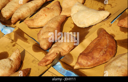 Beaucoup de pain frit farci italien appelé Panzerotti pizza fraîche du ou Pizza avec pâte de tomate et de fromage Banque D'Images