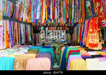 Ho Chi Minh ville, Viet Nam, de l'Asie, marché tissu rouleau de tissu coloré pour des vêtements au magasin, vietnamienne travailler au magasin, de l'habillement au Vietnam