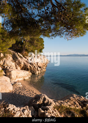 Hidden plage de galets sur la côte croate à Makarska Banque D'Images