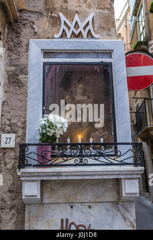 Petit sanctuaire sur le mur sur l'île d'Ortygie, partie historique de la ville de Syracuse, l'angle sud-est de l'île de la Sicile, Italie Banque D'Images