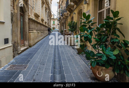 Rue étroite sur l'île d'Ortygie, partie historique de la ville de Syracuse, l'angle sud-est de l'île de la Sicile, Italie Banque D'Images