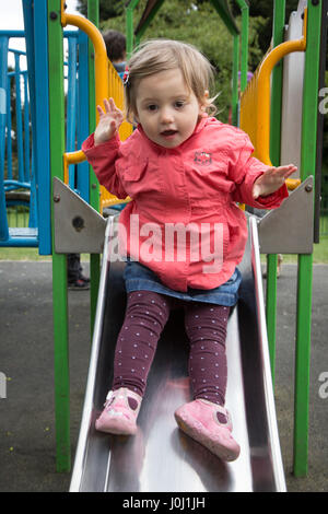 Tout-petit fille de 16 mois dans un parc public, aire de jeux Banque D'Images