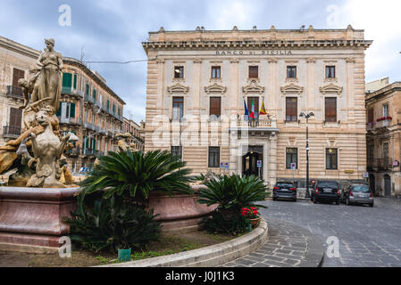 Fontaine d'Artemis (également appelé Diana fontaine) et Banco di Sicilia sur place (Piazza Archimede Archimède) sur l'île de Ortigia, Syracuse, Sicile, Italie Banque D'Images