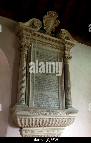 Ancien monument à l'intérieur de la grande église de St James, Fulbrook, Oxfordshire, England, UK Banque D'Images