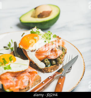 Le saumon, avocat, œuf frit, haricots et les germes des sandwichs, des carrés Banque D'Images