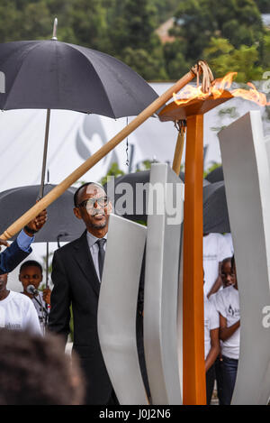 Rwanda, Kigali, le 2017/04/07 : cérémonie officielle pour la 23e commémoration du génocide de 1994 entre Hutus et Tutsis, 'Kwibuka 23'. 23 ans après l'abattage en masse de 1994 au cours de laquelle les gens 800000 Tutsis ont été massacrés, les Rwandais se sont réunis pour honorer la mémoire des victimes Banque D'Images