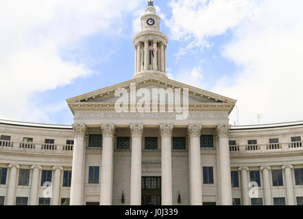 Denver, États-Unis - 25 mai 2016 : Vue de face et d'entrée de la ville et du comté de Denver de construction. Banque D'Images