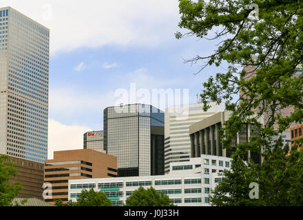 Denver, États-Unis - 25 mai 2016 : partie de l'exercice financier et du quartier des affaires au centre-ville de Denver avec plusieurs immeubles de bureaux. Banque D'Images