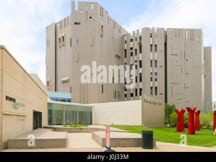 Denver, États-Unis - 25 mai 2016 : Le bâtiment nord du Denver Art Museum. Banque D'Images