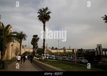 La partie occidentale de l'ancienne murs de Jérusalem et de Jaffa Road sur une journée nuageuse, la Tour de David est dans le centre et l'église de la Dormition à droite. Banque D'Images