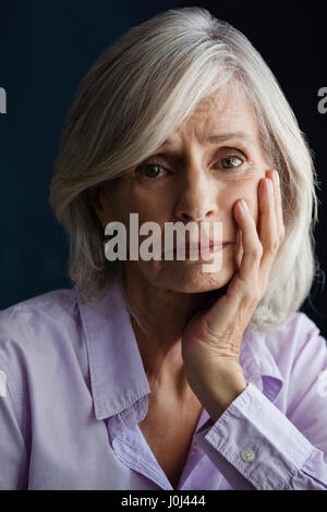 Portrait de sad woman against wall Banque D'Images