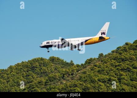 Monarch Airlines Boeing 757-277, G-DAJB, descendant à la terre sur l'île grecque de Kos le 21 septembre 2012. Banque D'Images