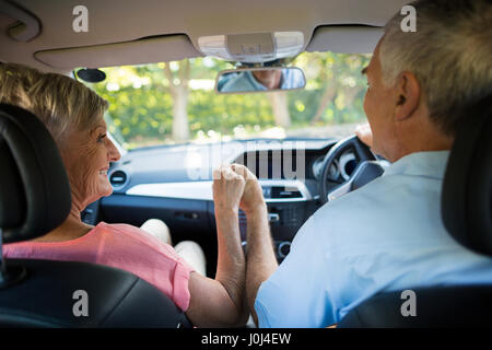 Vue arrière du senior couple sitting in car Banque D'Images