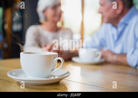 Close-up of Coffee cup on table in cafÃƒÂ© Banque D'Images