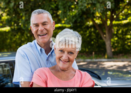Portrait of smiling senior couple enjoying en voiture Banque D'Images