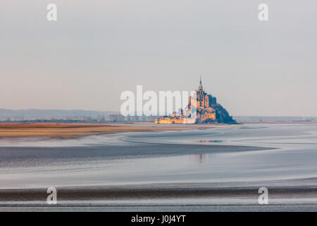 Vue panoramique sur la célèbre île marémotrice du Mont Saint-Michel et sur l'abbaye Saint-Michel en Normandie, dans le département de la Manche, en France.