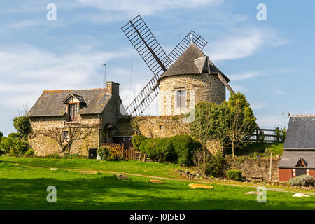 Moulin à Mont-Dol. Le Mont-Dol est extraordinaire affleurent dans paysage plat, France. Banque D'Images