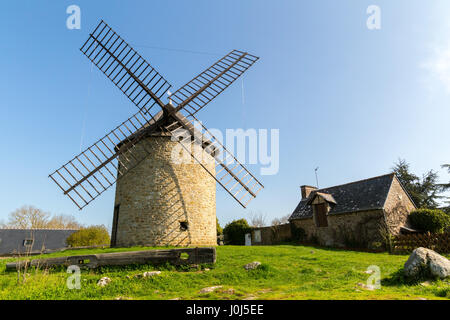 Moulin à Mont-Dol. Le Mont-Dol est extraordinaire affleurent dans paysage plat, France. Banque D'Images