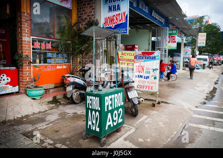 Phong Nha, Vietnam - 8 mars 2017 : petite station essence manuelle sur un trottoir est le moyen le plus populaire pour acheter de l'essence sur les zones rurales. Banque D'Images